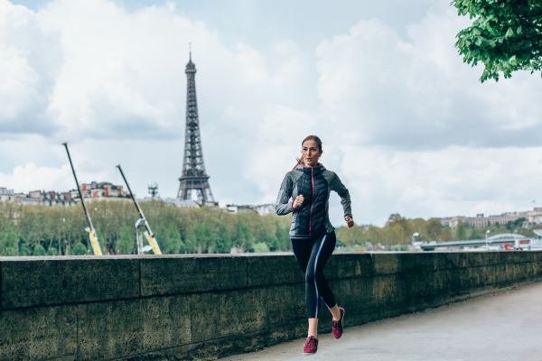 une joggeuse à côte de la tour eiffel