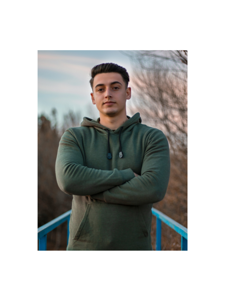 Un homme habillé d'un t-shirt vert et un autre habillé d'un t-shirt blanc.